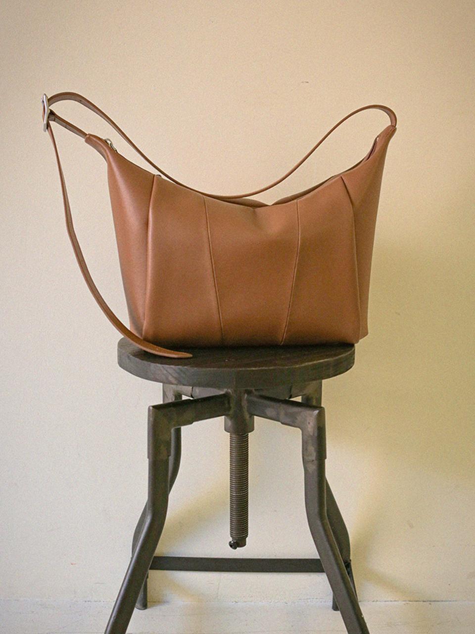MELTING HOBO BAG_camel
