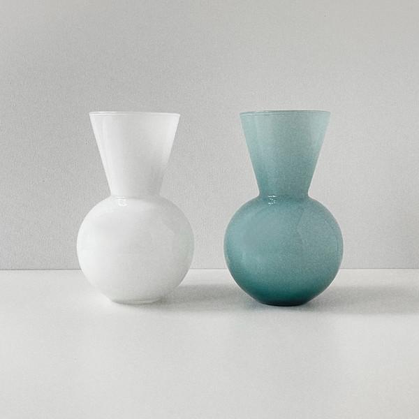 [HANDCRAFTED]  Milkglass Vase