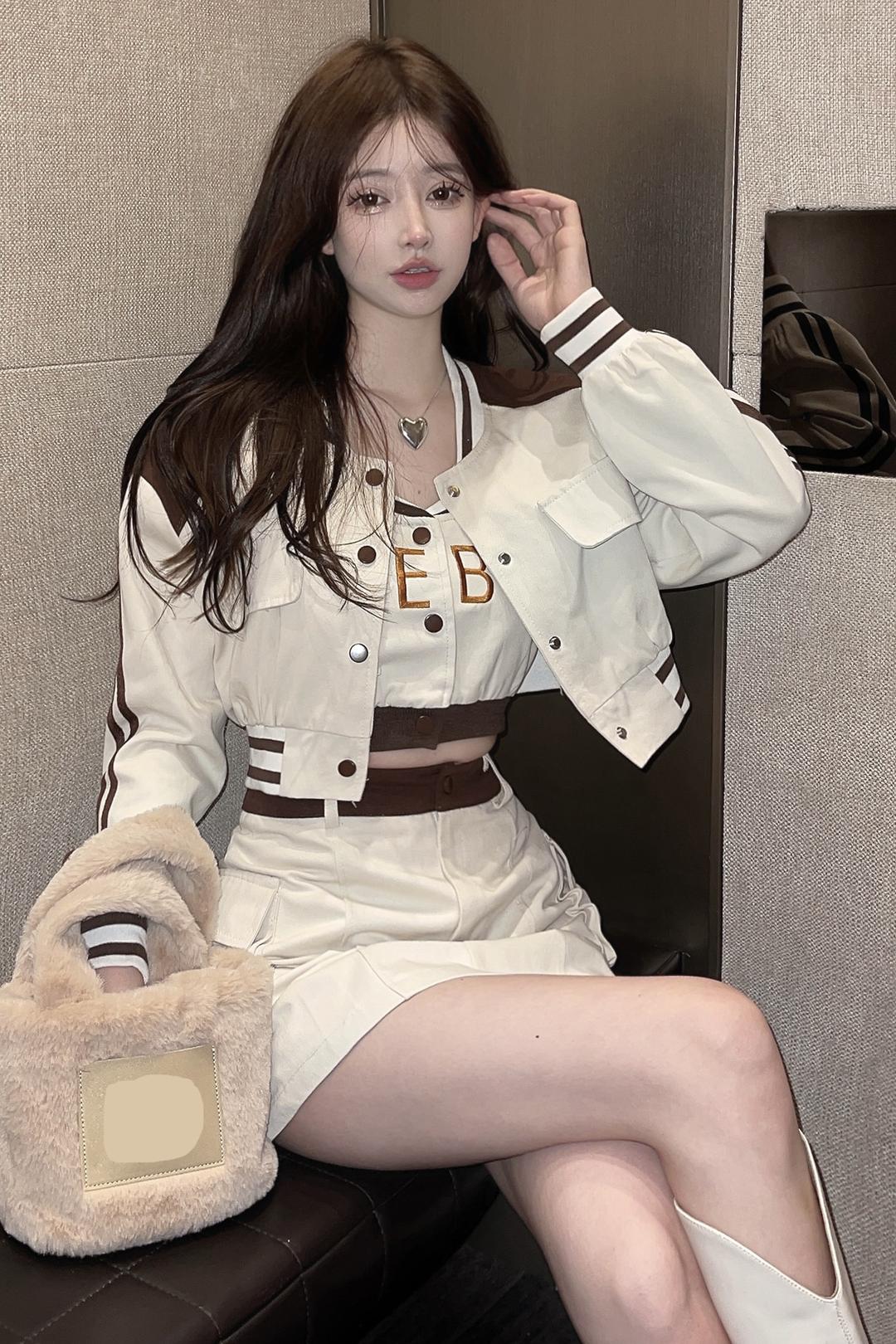 [세트구성] 페이봄 야구자켓 브라운 배색 레터링 민소매 크롭 탑 긴팔 자켓 하이웨스트 A라인 미니 스커트 트레이닝 운동복 유니크 쓰리피스 3피스