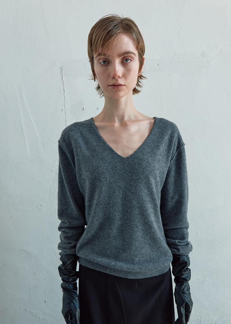 INSIDE OUT V-NECK SWEATER IN GREY