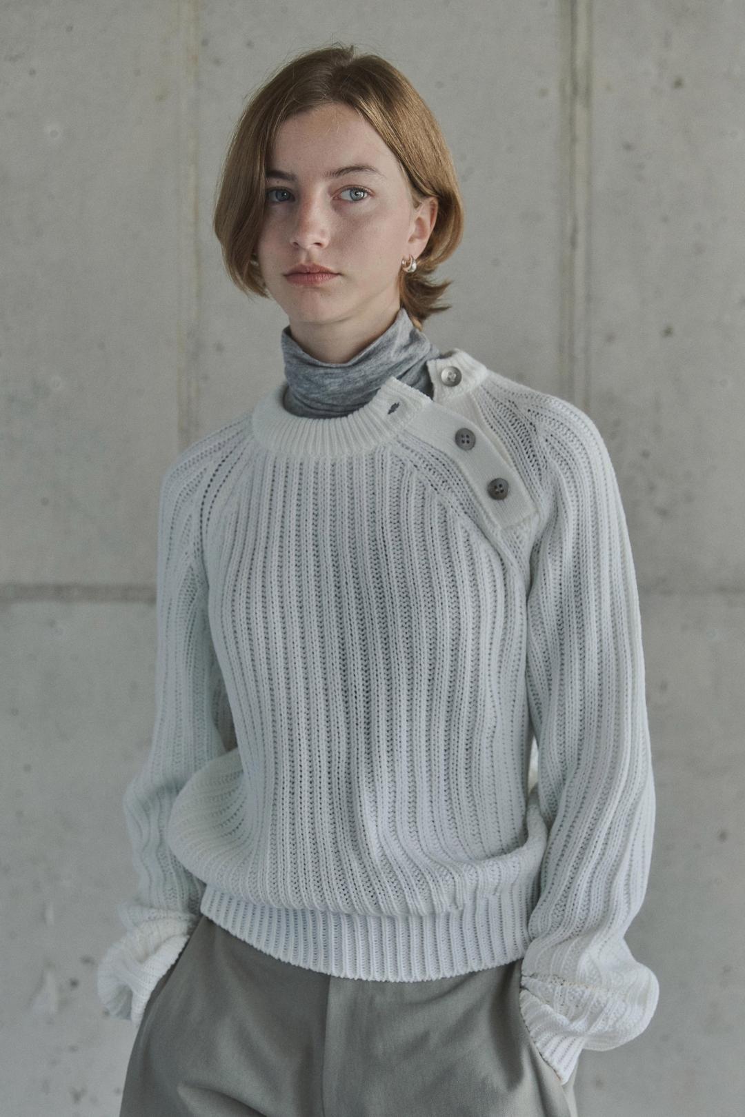 ROUND NECK BUTTON KNIT / WHITE