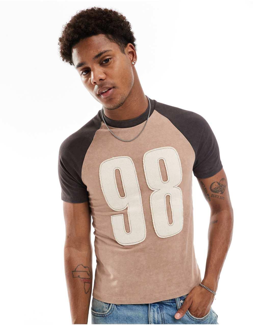 ASOS DESIGN 브라운 아플리케 장식 크롭 머슬핏 리브 티셔츠