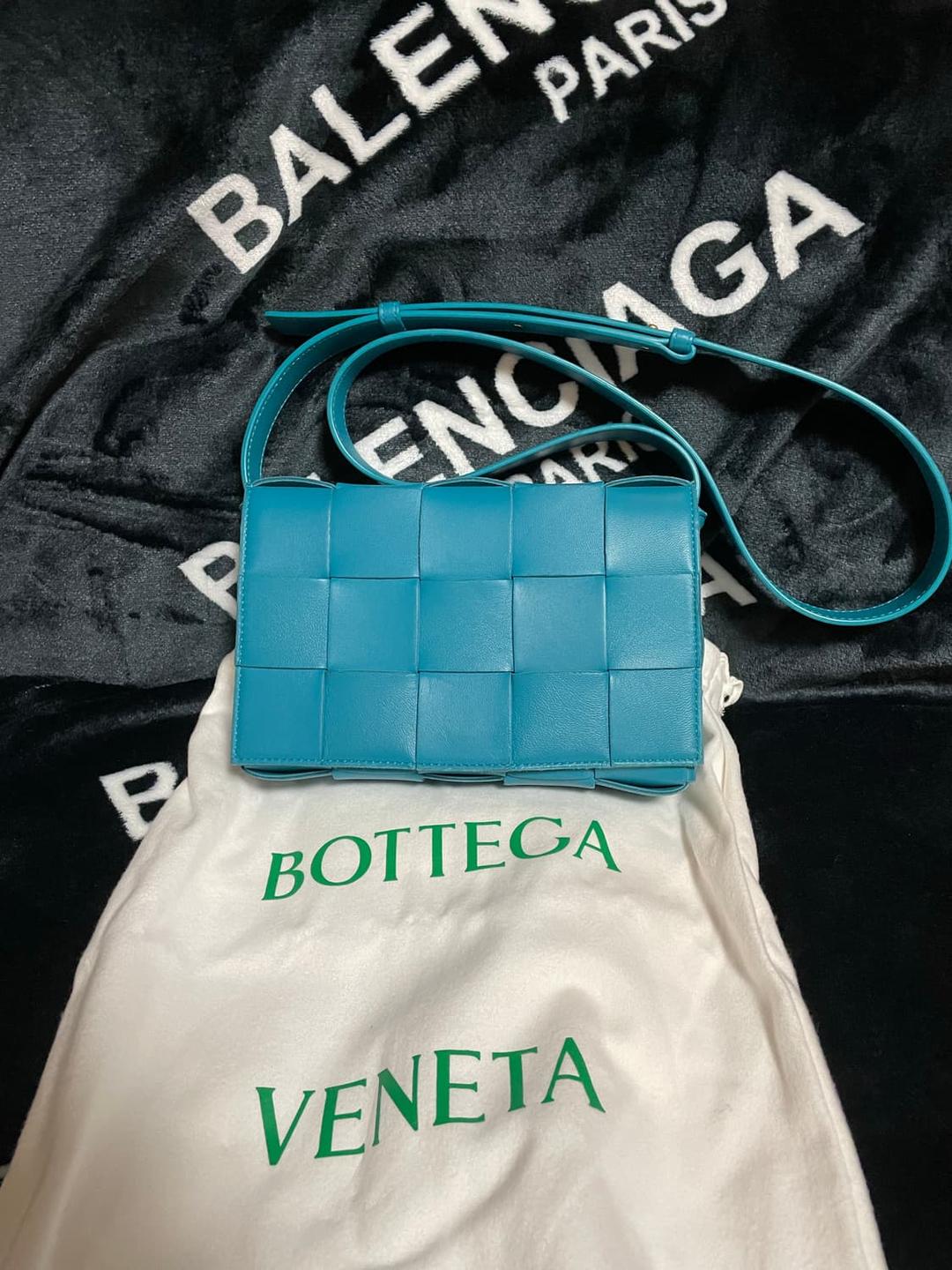 보테가베네타 카세트백 블래스터 램스킨 | 후루츠패밀리