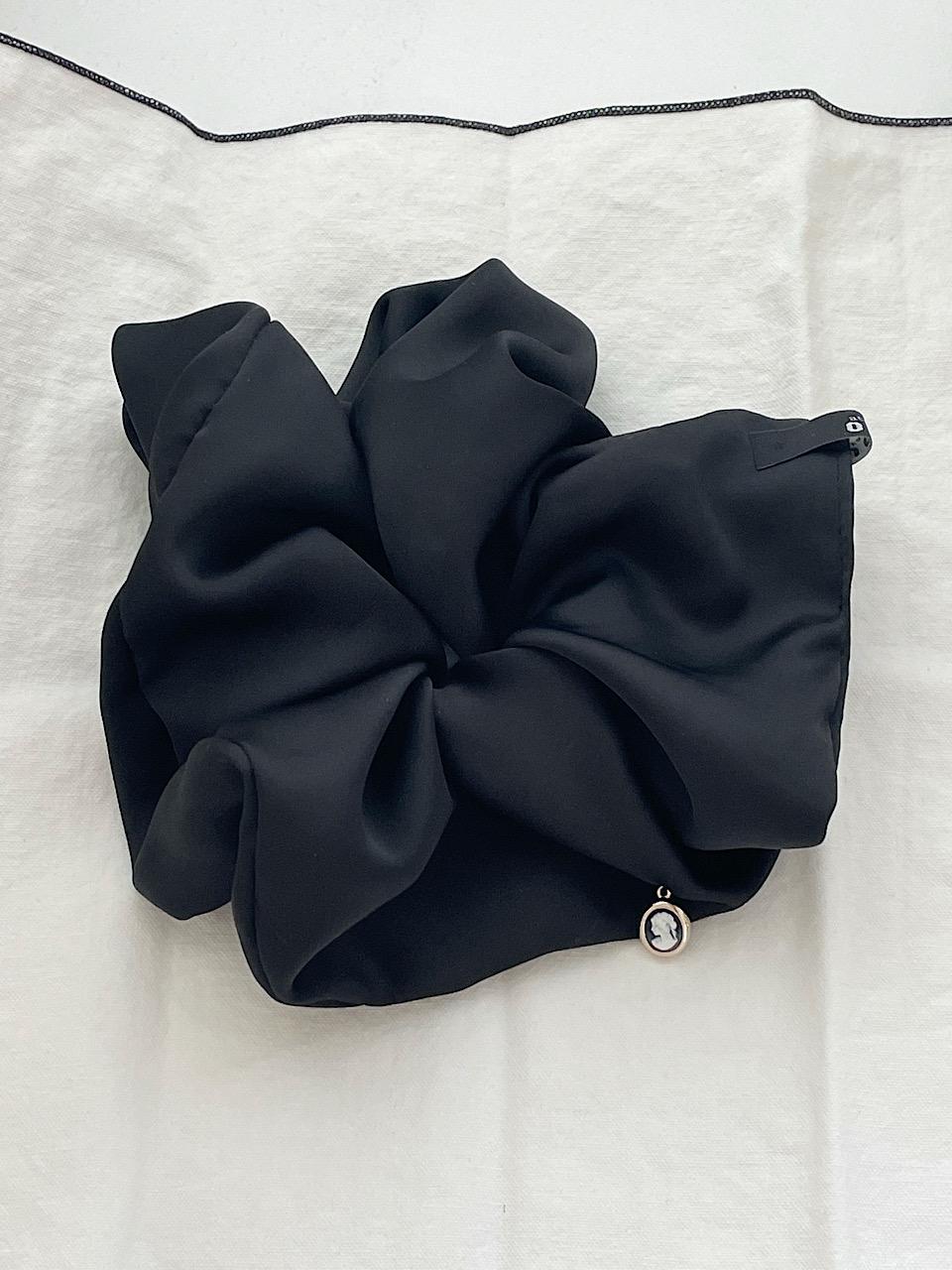 oar Satin Drop Cameo Scrunchie [Black]