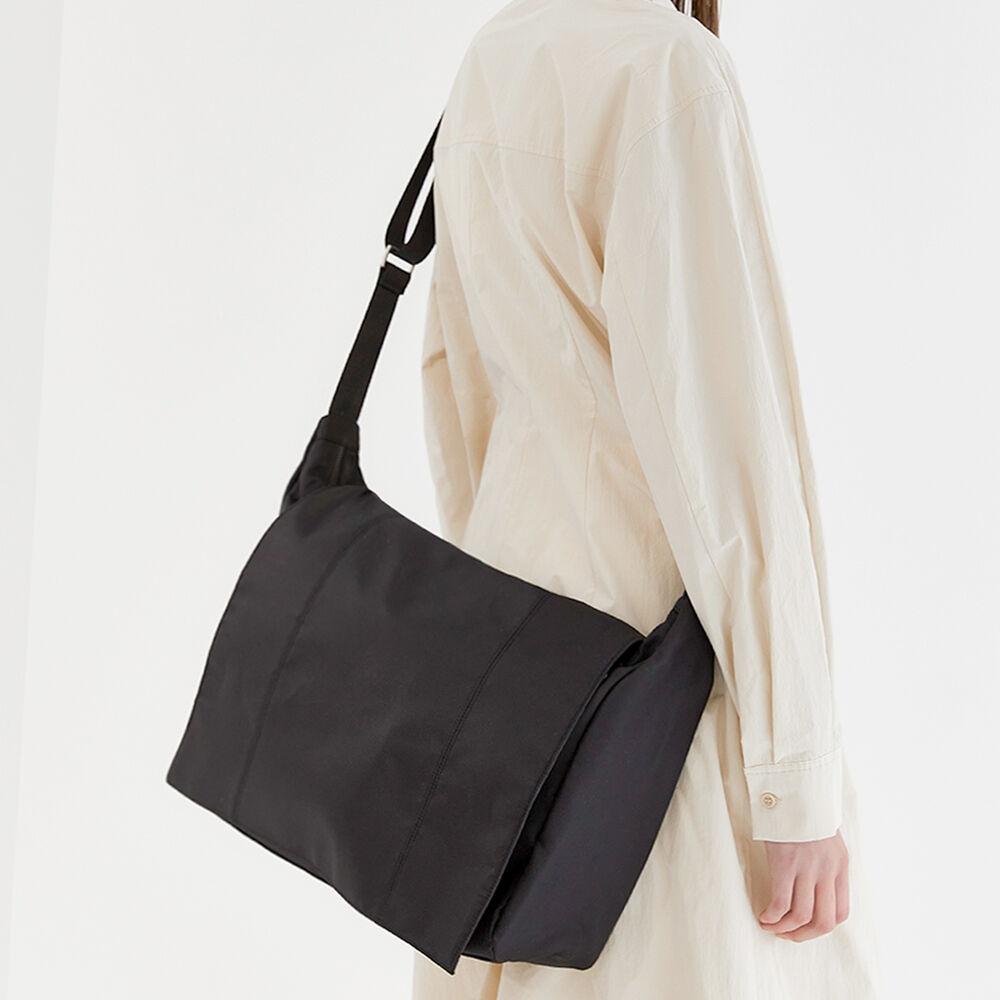 VERTICAL FLAP MESSENGER BAG (B005_BLACK)