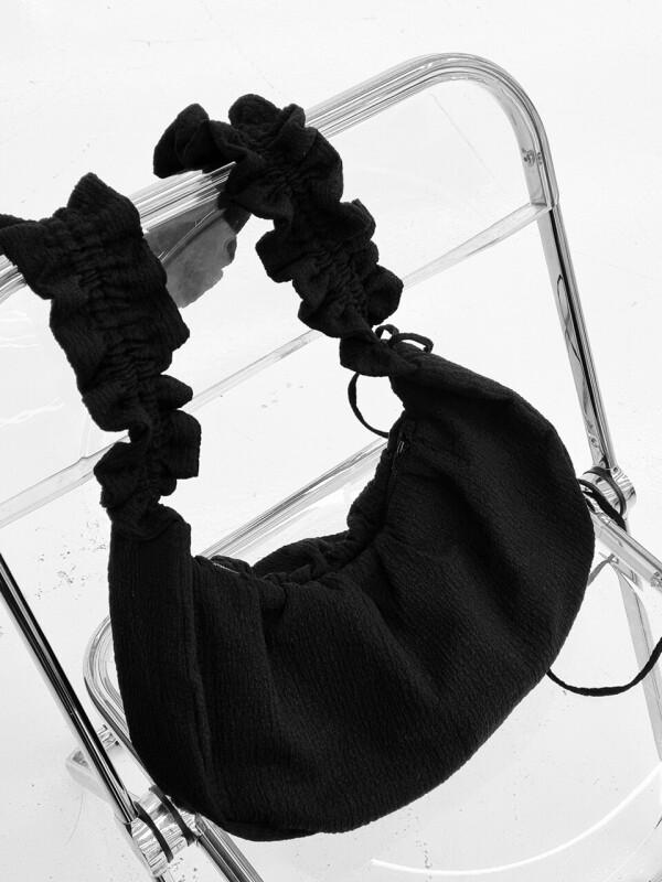 데라룬 Harf moon ruffle shoulder bag