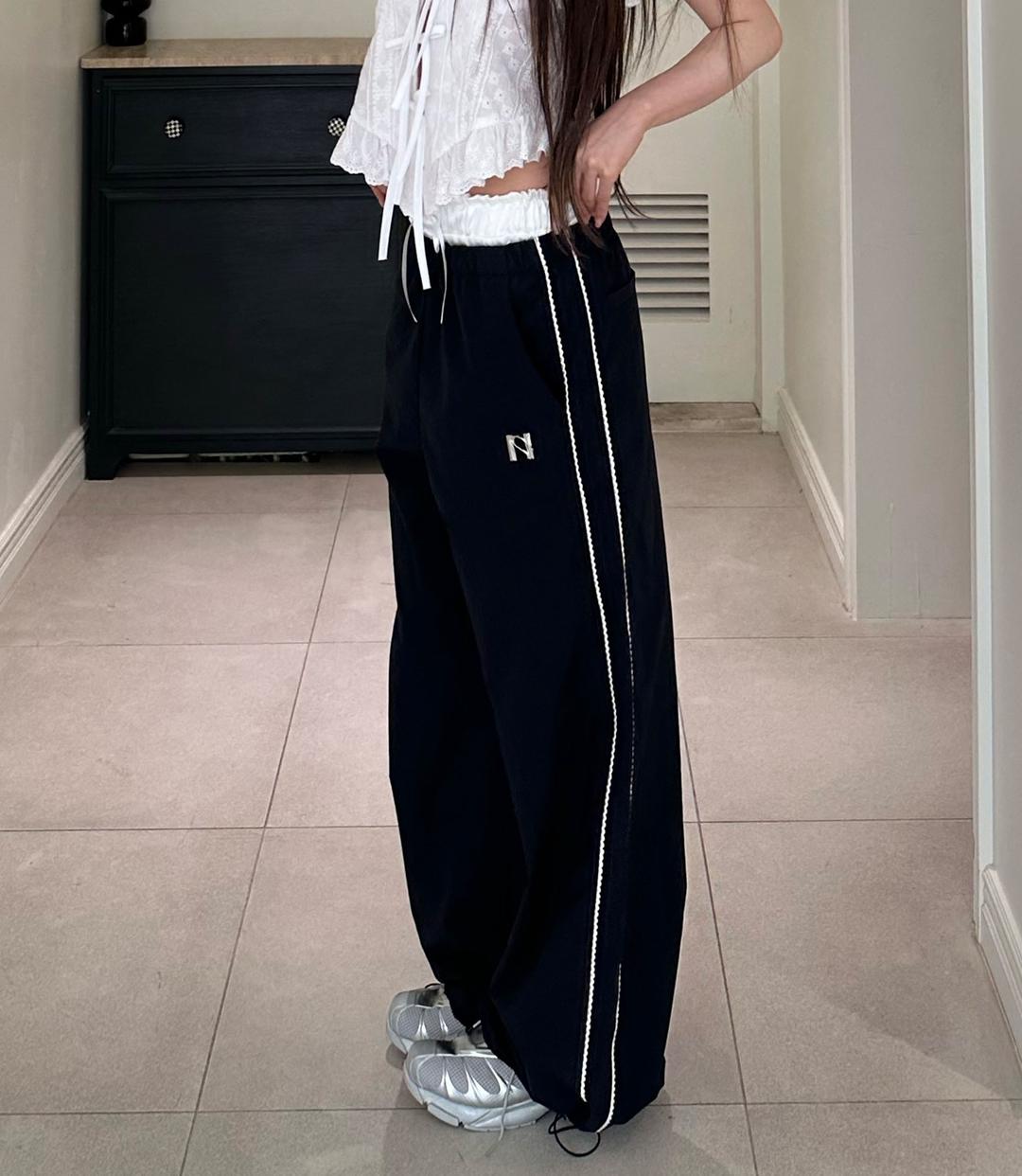 Newalrin emblem lace nylon wide Pants