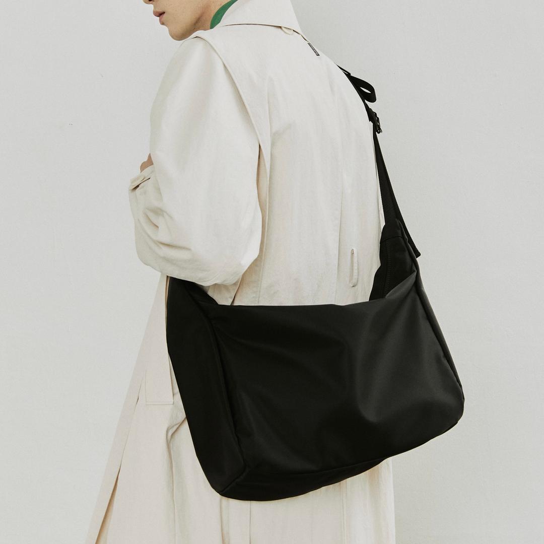 ARK BLACK MESSENGER BAG