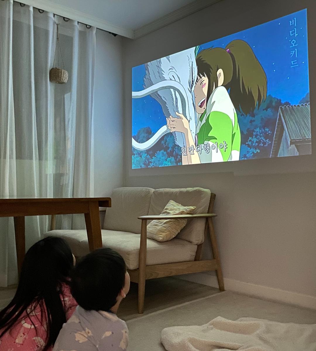 자취생 기숙사 꿀템 루커빔 휴대용 미니 빔프로젝터 캠핑용 4k 스마트 빔프로젝트
