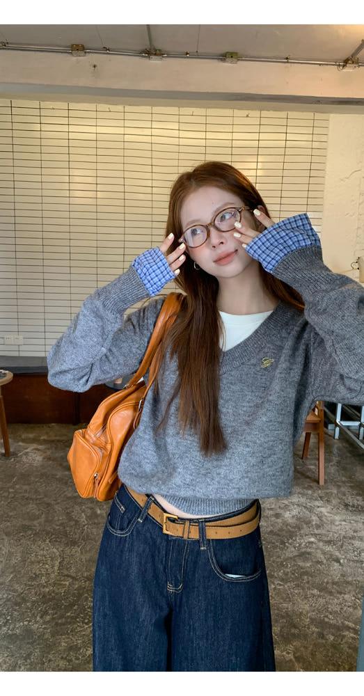 페이크 레이어드 자수 V넥니트 (그레이)