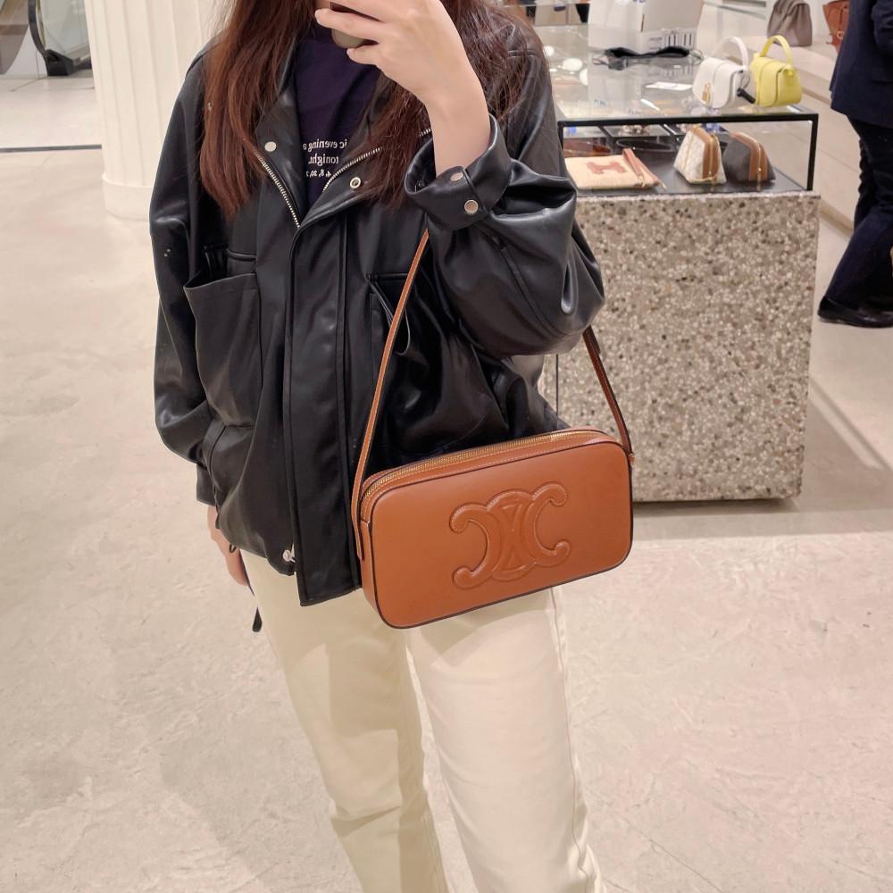 [Celine] 셀린느 퀴르 트리오페 카메라 백 (탠) 199183DU3