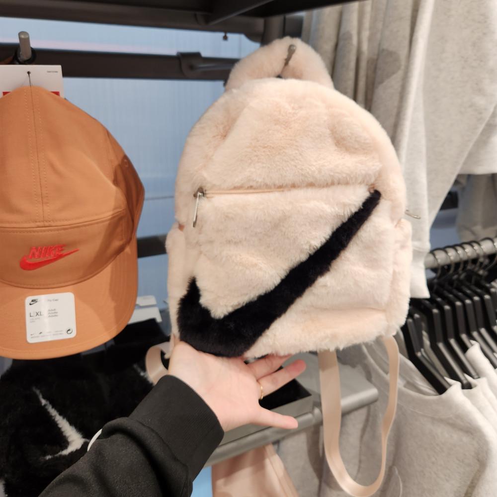 [국내매장]나이키 스포츠웨어 퓨추라 365 인조퍼 미니백팩 구아바 블랙 FB3049-838