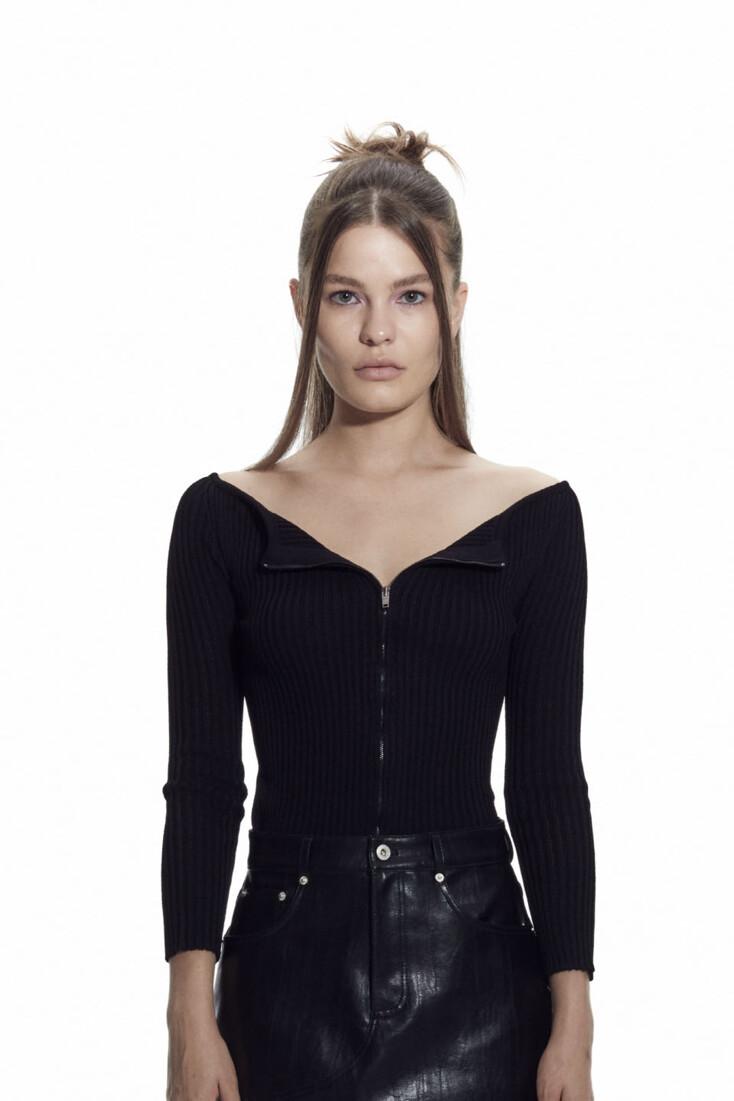 RIBBED OFF-SHOULDER ZIP KNIT TOP_BLACK