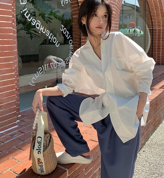 화이트 루즈핏 v넥 긴팔 셔츠 캐주얼룩 데일리룩 출근룩 일상룩 편한룩 간절기룩