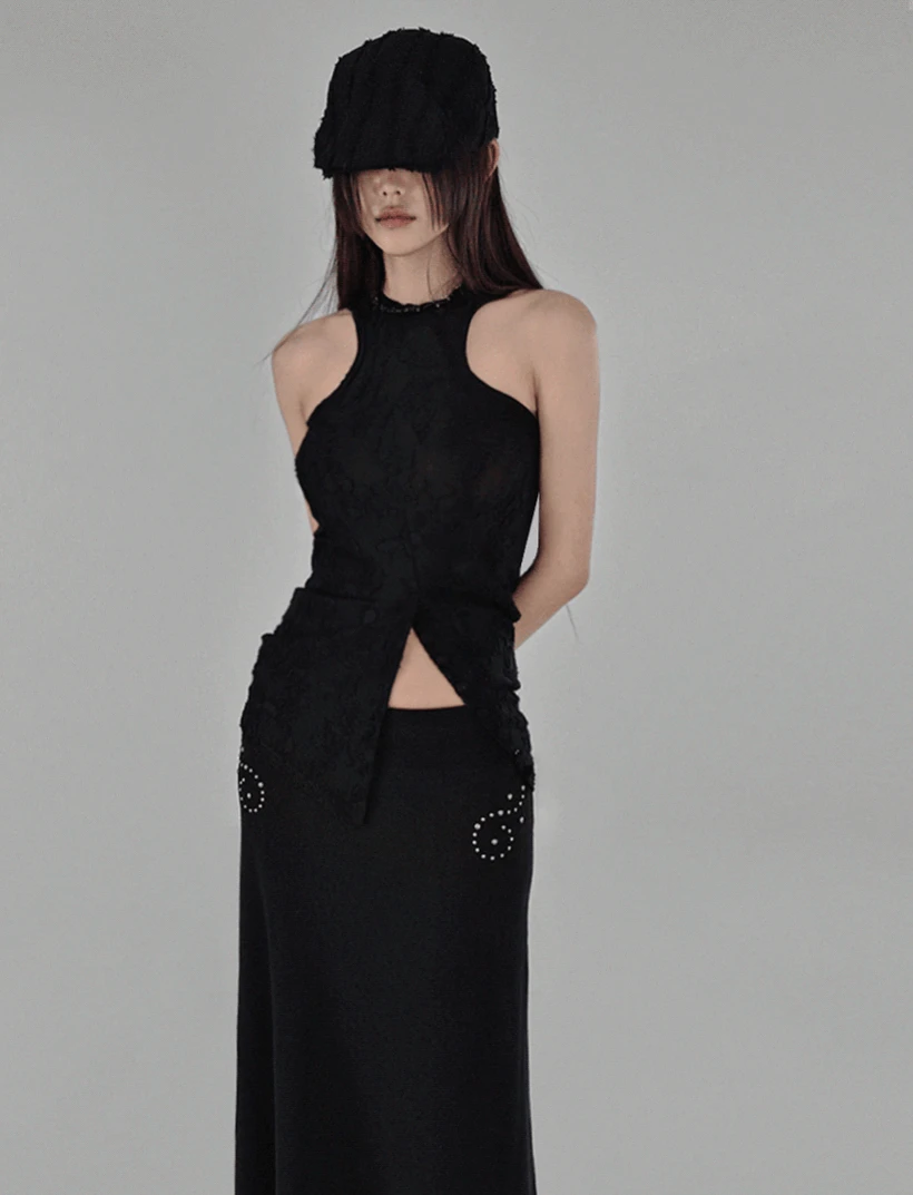 [블랙/당일출고] KEL BUTTON SLIT HALTERNECK LACE SLEEVELESS TOP 켈 사선 버튼 슬릿 홀터넥 레이스탑 (2COLOR)