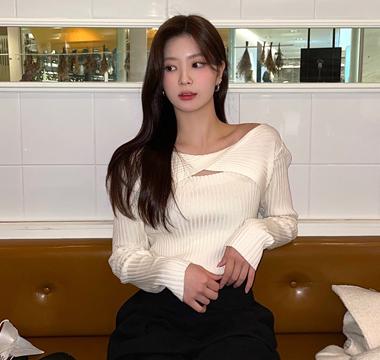 트위스트 골지 탑부드럽고 신축성 좋은 골지 니트 꼬임 디테일은 어깨선 연출에 따라 달라져요