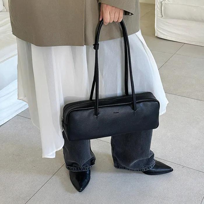 Fergi west 숄더 바게트백 - 블랙