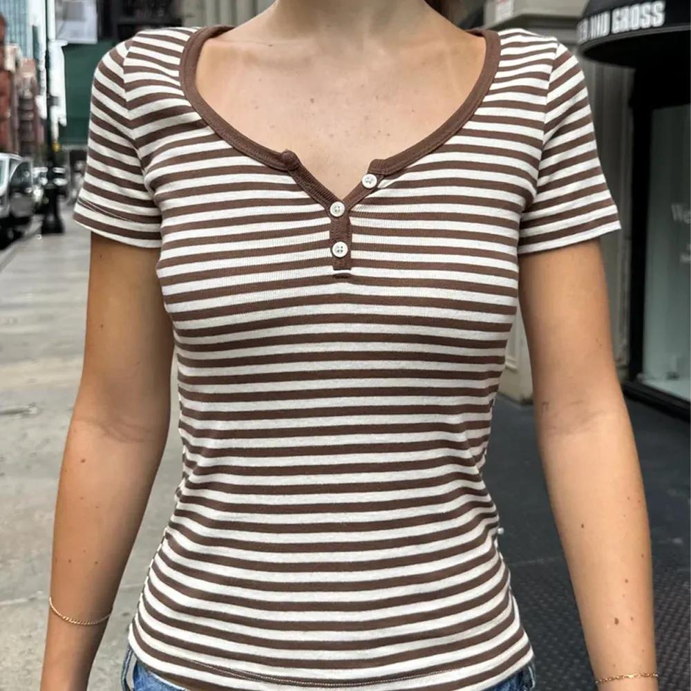 브랜디멜빌 반팔 ZELLY 스트라이프 헨리넥 티셔츠 브라운 Brandy Melville