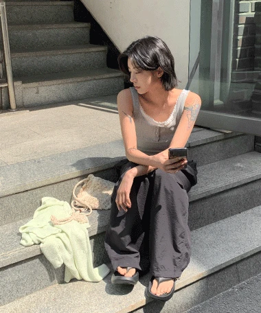 세렌디 레이어드 레이스 단추 크롭 나시