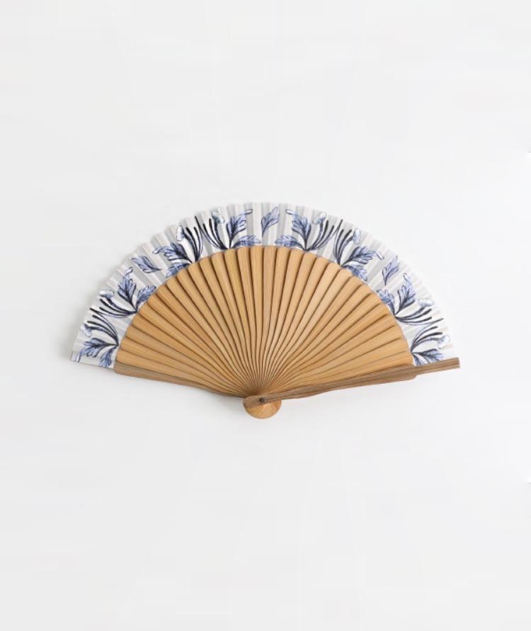 '조선의 백자, 군자지향\' 展 손수건 부채 세트 (백자청화 모란문병) \'Joseon White Porcelain Paragon Of Virtue\' Handkerchief And Folding Fan Set BEST