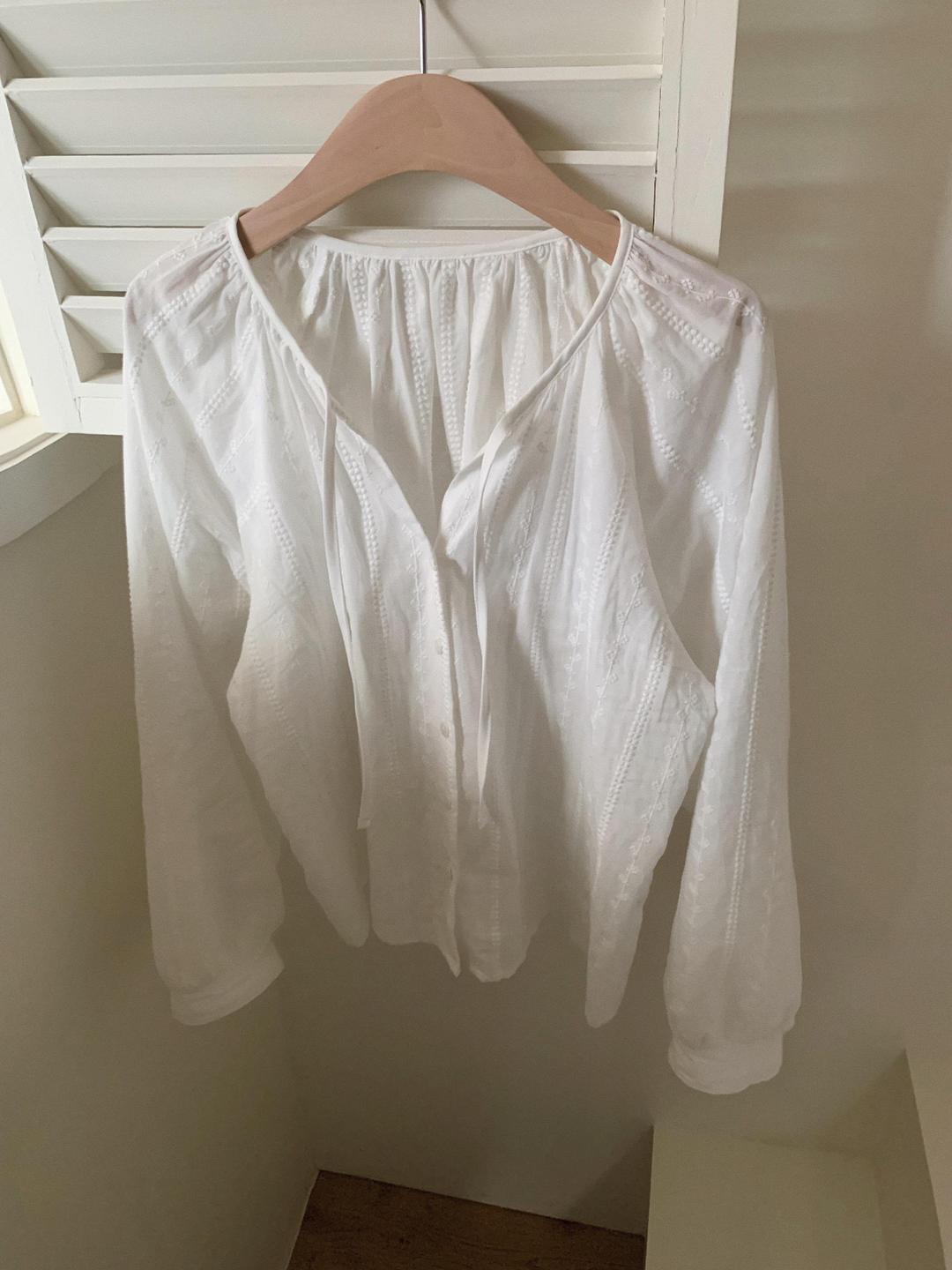 비위드유 라임 레이스 블라우스 (1color) / 레이어드블라우스 / 긴팔블라우스 / 데이트룩 / 로맨틱블라우스 /