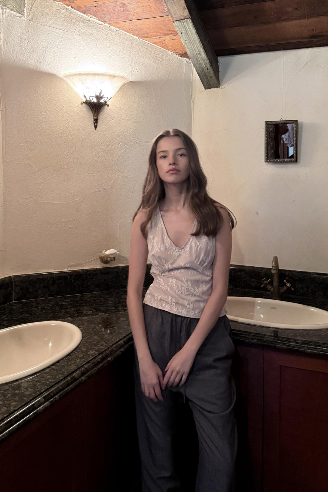 스킨 레이스 브이넥  탑