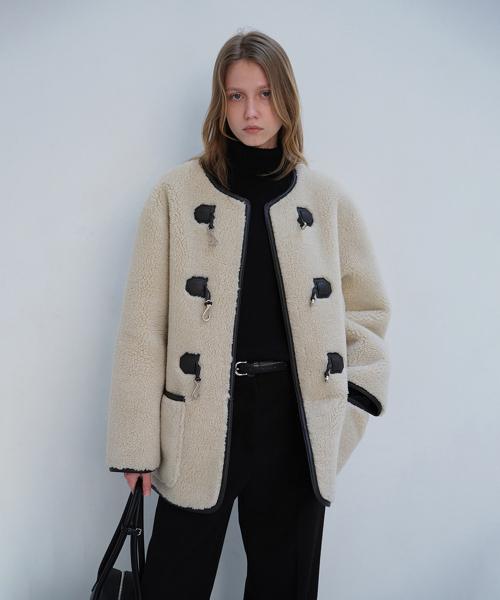 COLLARLESS BUCKLED SHEARLING JACKET CREAM_UDJU4D223CR