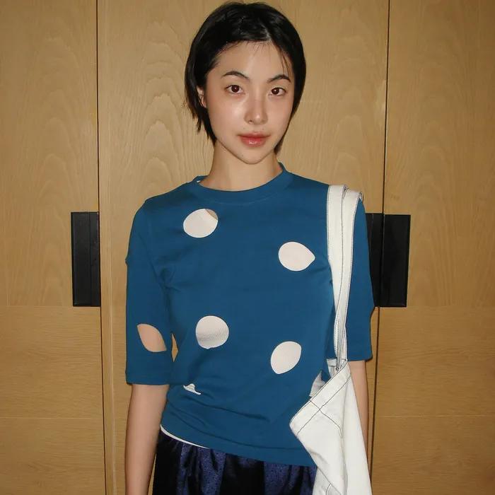 HOLE DETAIL T-SHIRT_PEACOCK BLUE