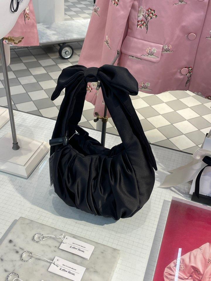 앤아더스토리즈 새틴 보우백