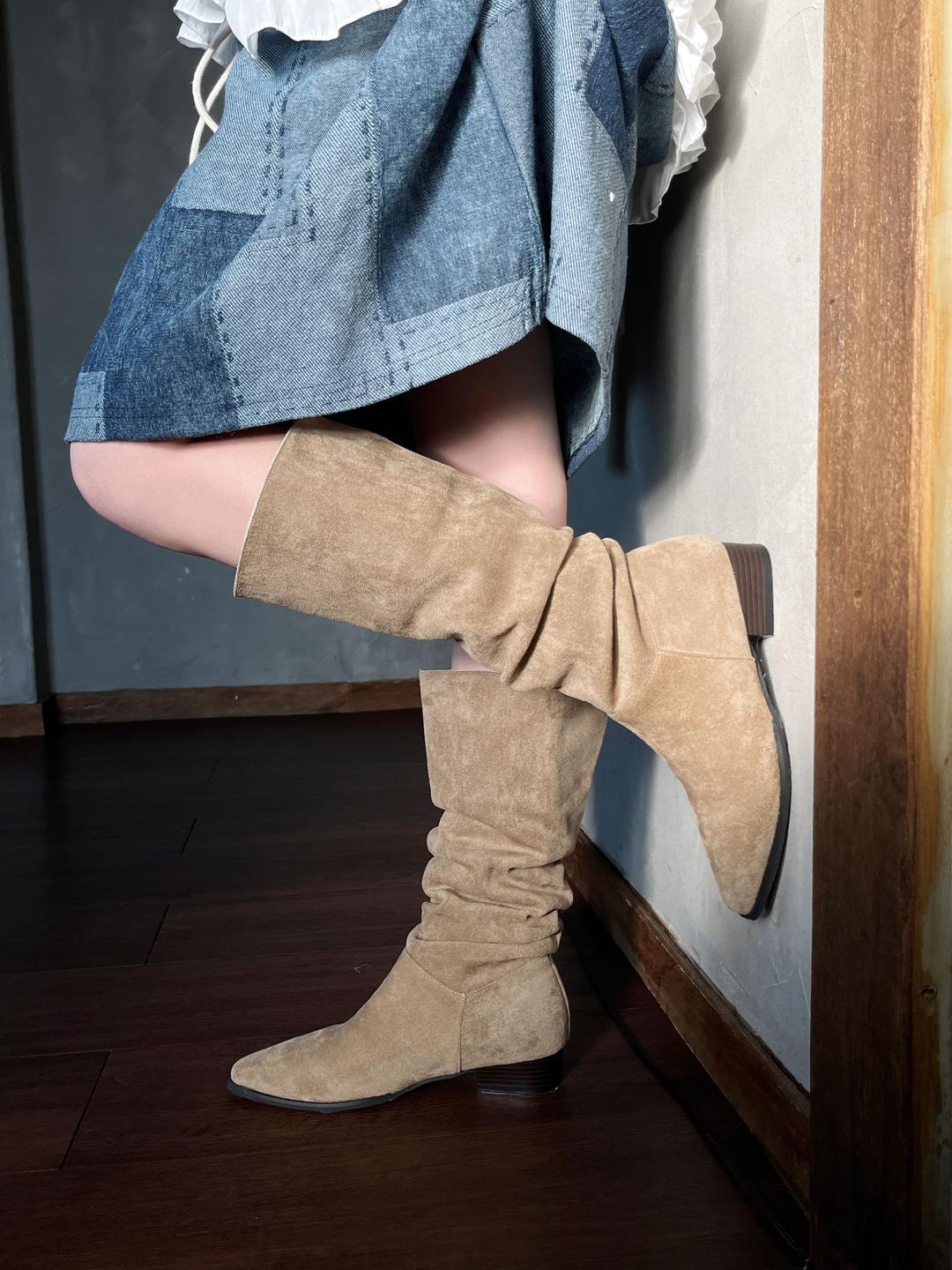 78 wrinkle suede boots
