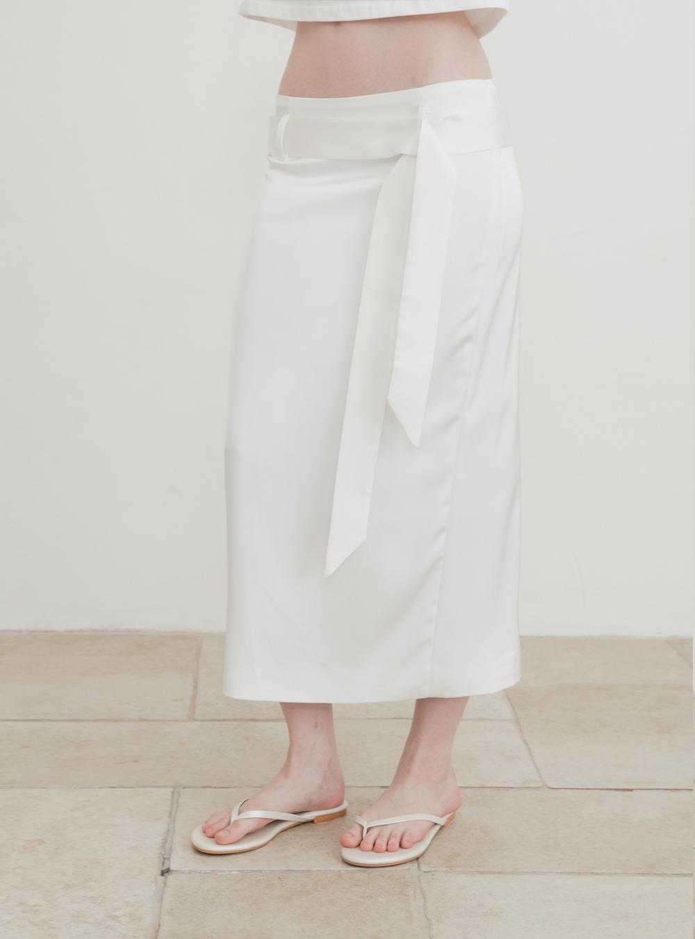 (W) 멜로우 눈 새틴 벨티드 스커트 화이트