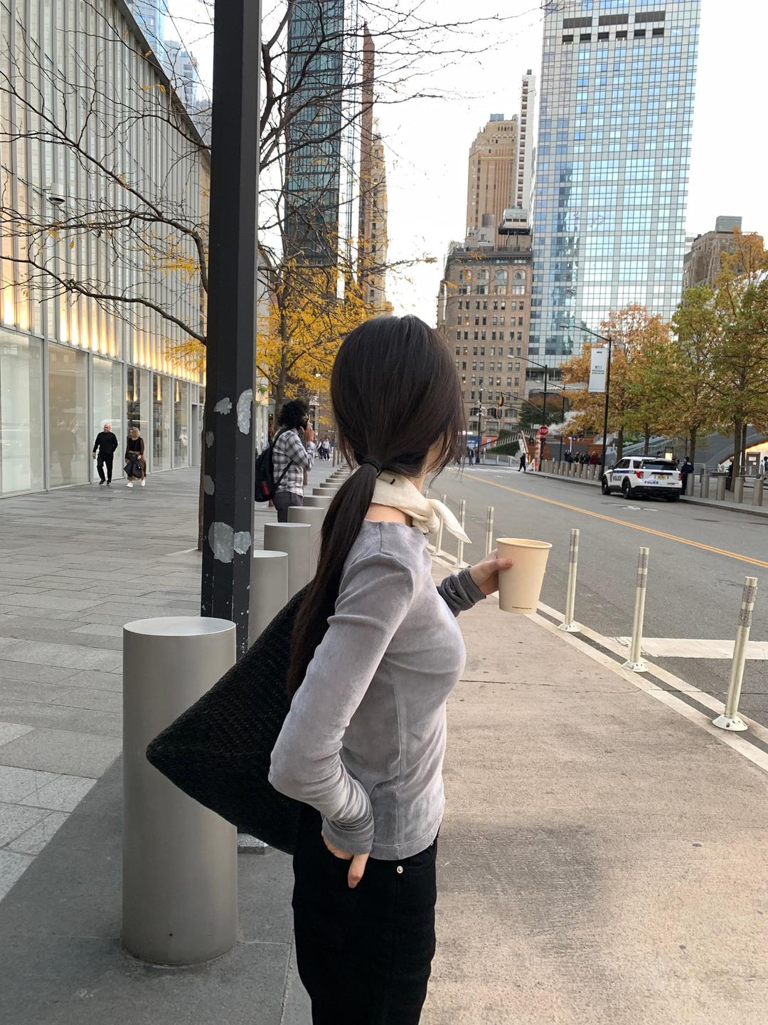 프릴리 DN. Velvet Glow Off-Shoulder Tee