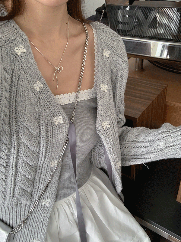 [발레코어룩]플랑 가을 리본 브이넥 자수 꽈배기 니트 가디건(2color)