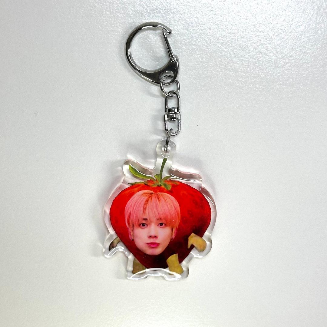 strawberry taehyun keychain