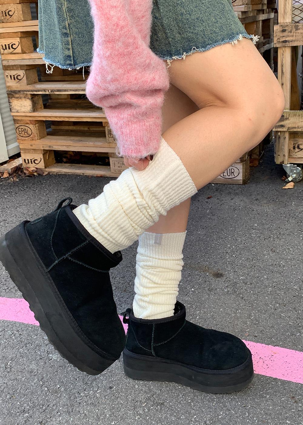 RIBBED WIDE LONG SOCKS