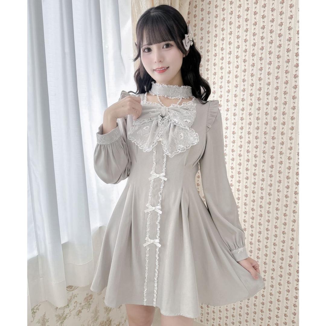 デコルテチャーム付きビッグリボンワンピース （ピンクベージュ）