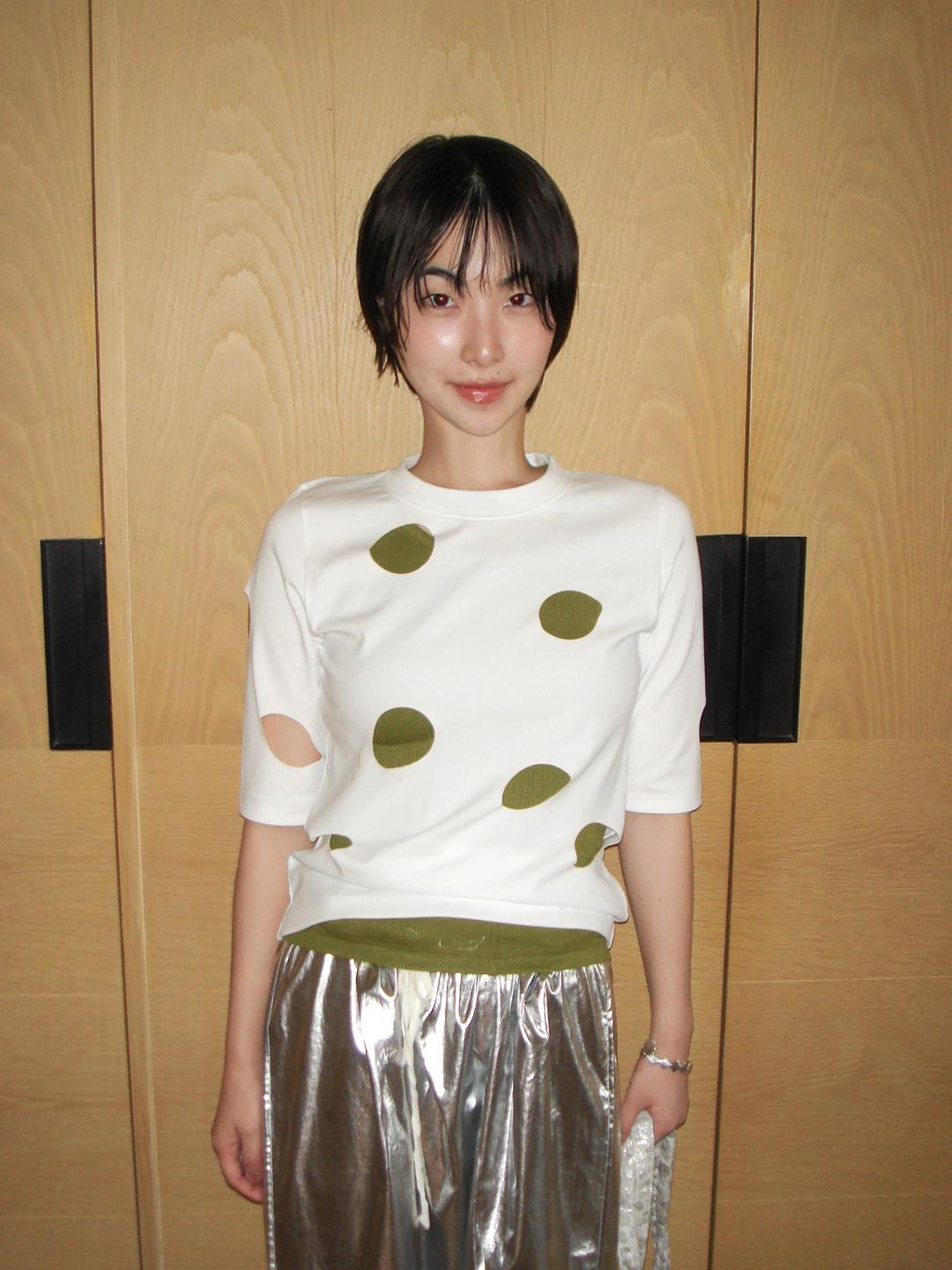 [07.11 순차출고_3차 리오더] HOLE DETAIL T-SHIRT_WHITE