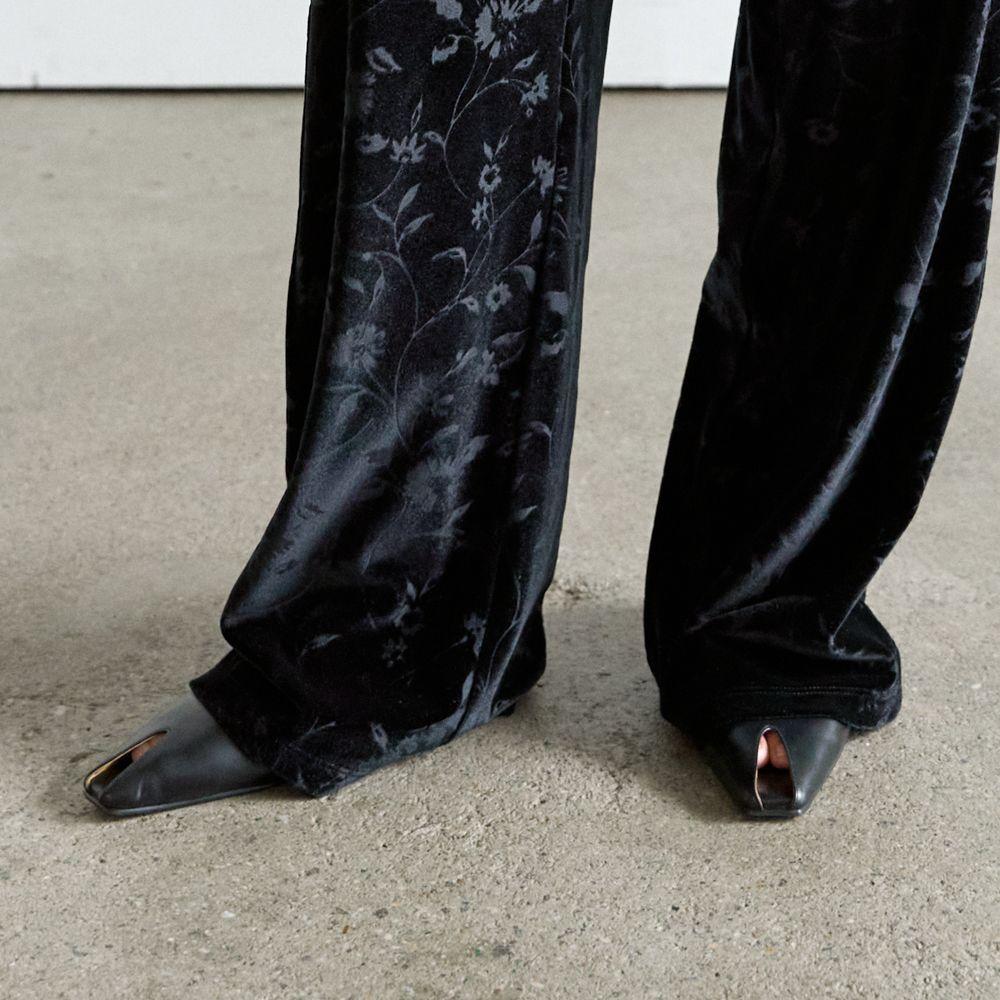 [1월10일 예약발송] Floral velvet banded pants 플로럴 벨벳 밴딩 팬츠 (Black) 편안한 와이드핏 플라워 레이어드 데일리 팬츠