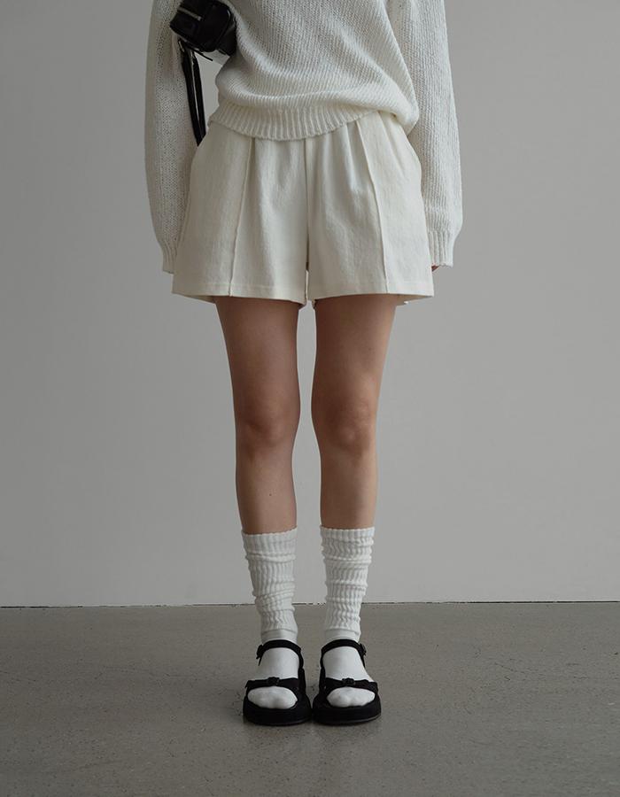 밀크핀턱쇼츠