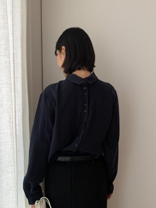 Even high-neck blouse