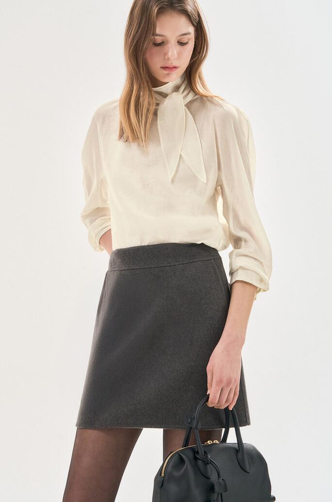 [MINE] 백 타이 스트랩 터틀넥 블라우스