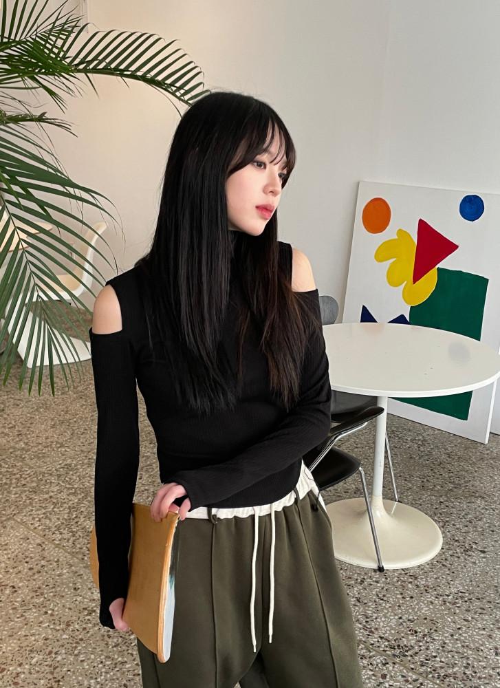 Unique half-shoulder turtleneck T 유니크 반 오프숄더 목티