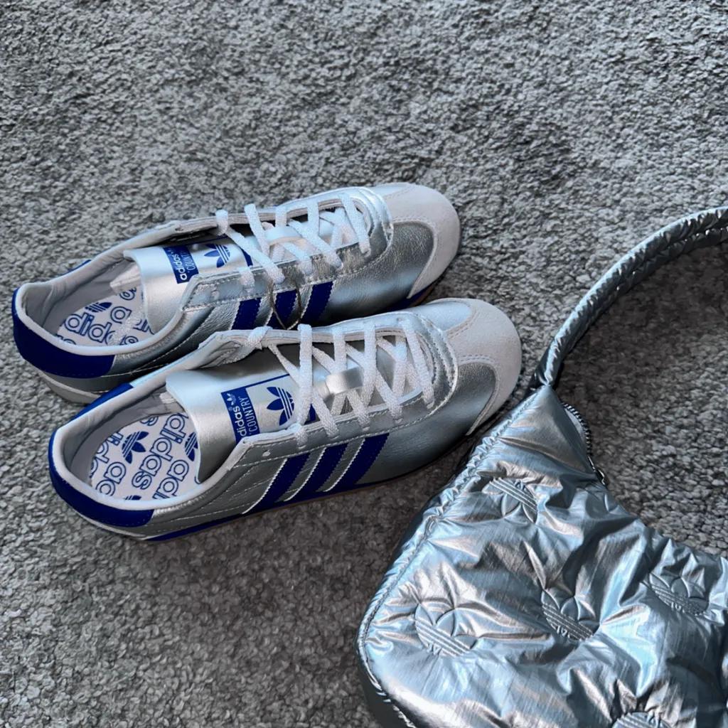 [재고확보] 아디다스 컨트리 OG 매트 실버 브라이트 블루 IE4230