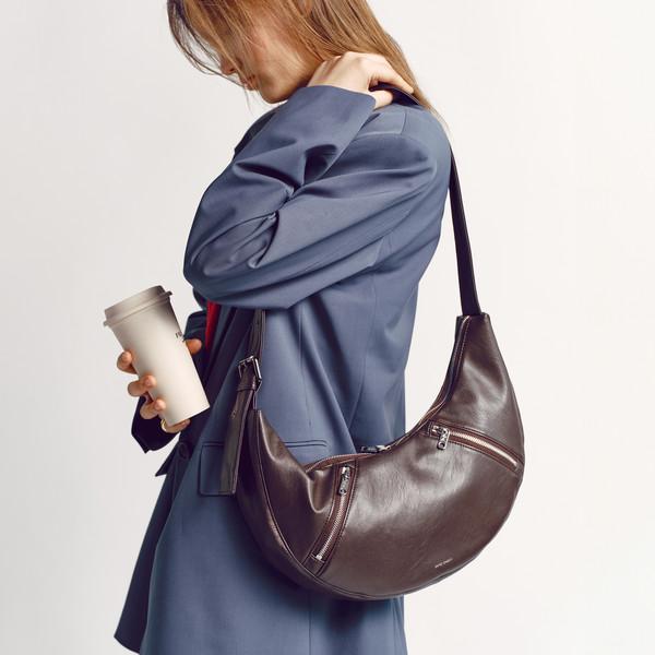 애플 슬링백 apple sling bag M nappa chocolate