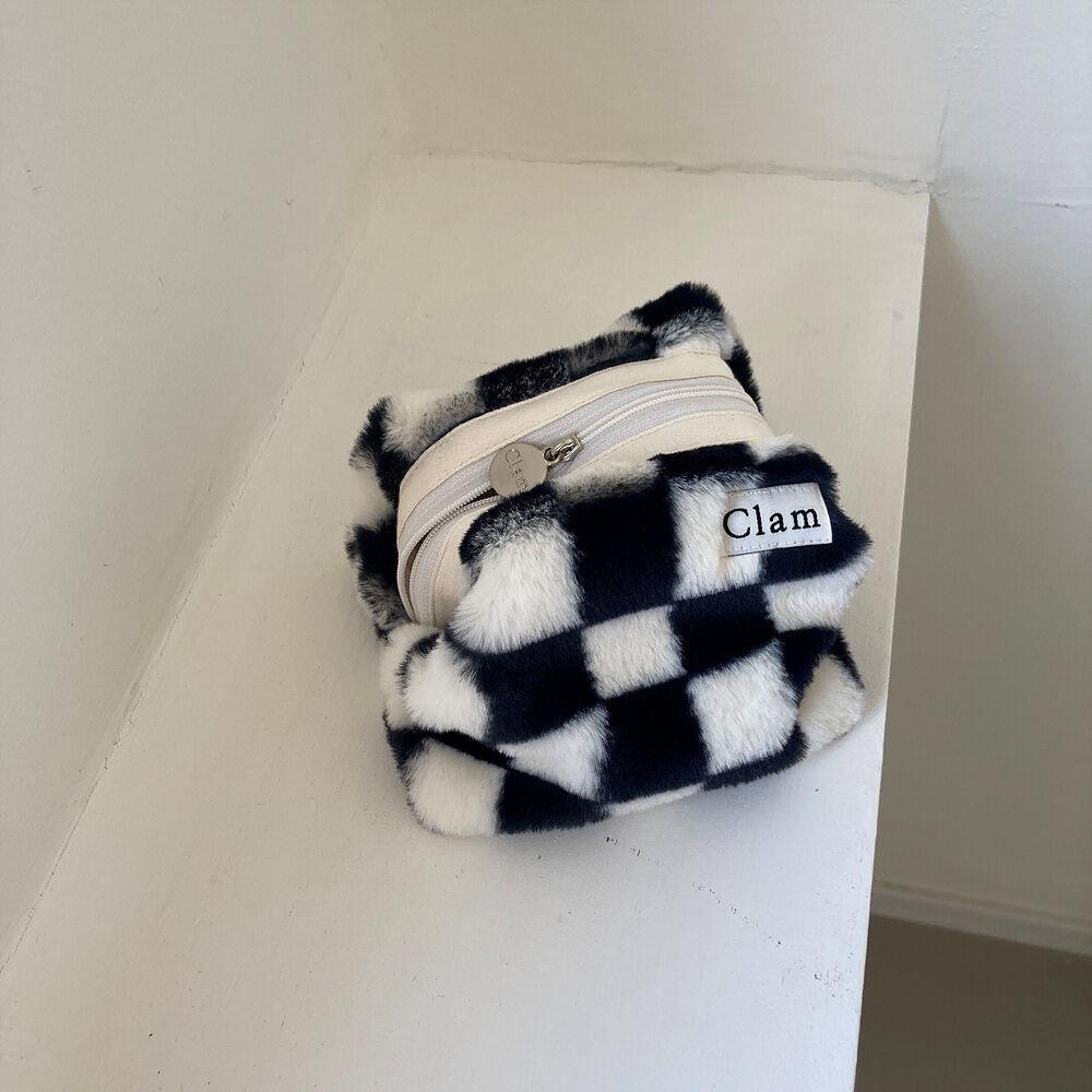 Clam round pouch _ Fur Black Checkerboard