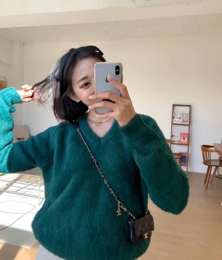 [시즌오프할인﻿﻿]뉴이어 그린 포인트 브이넥 니트 스웨터