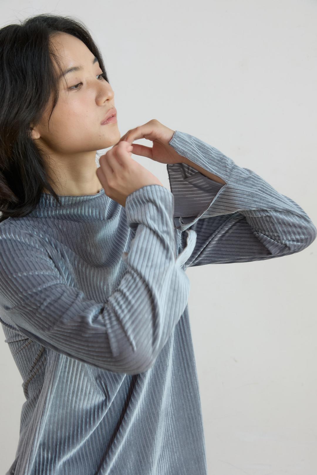 Veloa Slit Half Turtle Neck Top_Grey