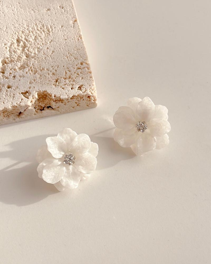 더휘 웨딩 화이트 자개 빅 플라워 꽃 귀걸이 All Silver925