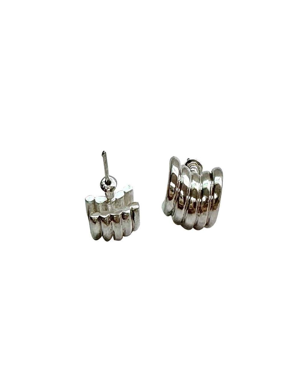 Curved stud (silver)