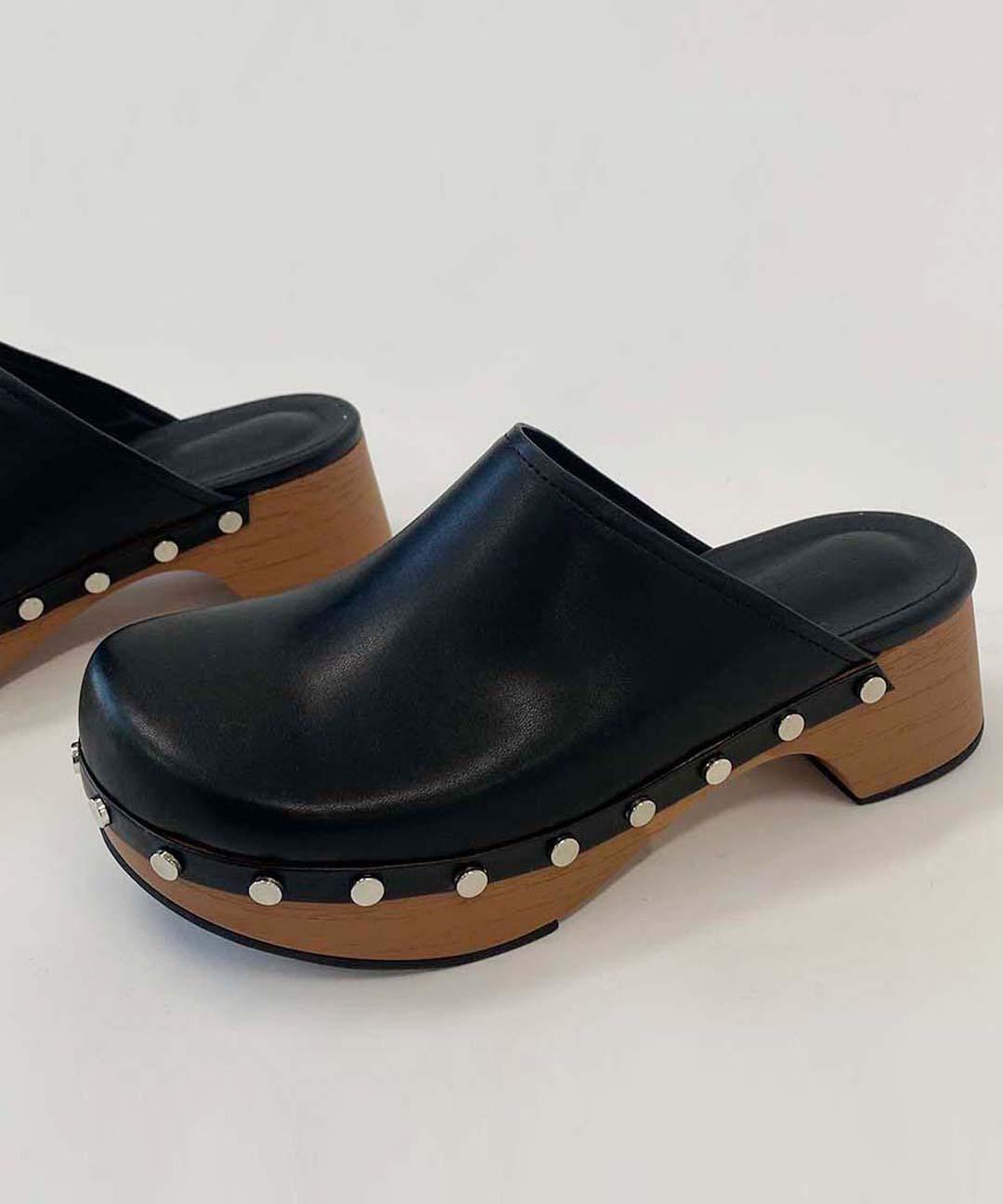 라운드 스터드 레더 클로그 블로퍼